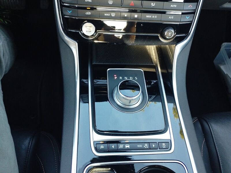 Jaguar XE XE 2.0d Pure 180cv auto- Gruppo Diba